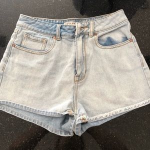 Mid-waisted Bullhead denim shorts